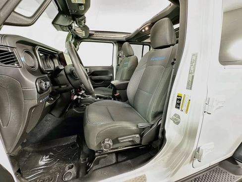 Used 2024 Jeep Wrangler Unlimited Rubicon 4xe w/ Technology Group AWD/4WD image 4