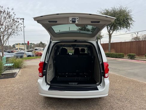 Used 2018 Dodge Grand Caravan SE w/ UConnect Hands-Free Group image 14