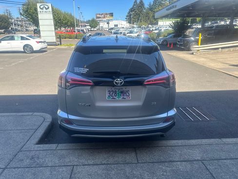 Used 2017 Toyota RAV4 SE FWD image 4