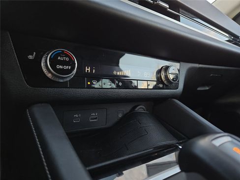 Used 2023 Mitsubishi Outlander SE image 8