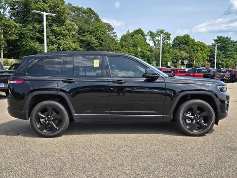 Used 2023 Jeep Grand Cherokee Limited w/ Luxury Tech Group II AWD/4WD image 7