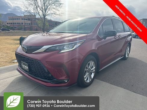Used 2022 Toyota Sienna XSE image 3