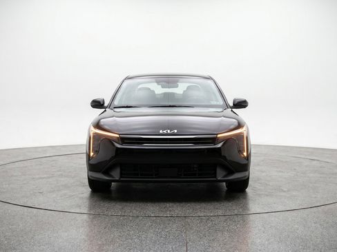 Used 2025 Kia K4 LXS FWD image 2