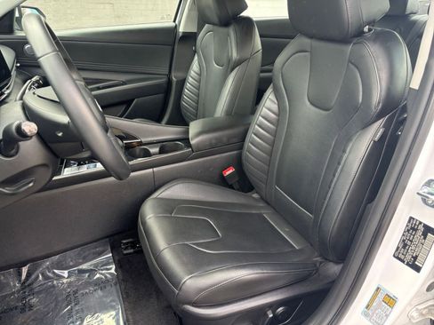 Used 2025 Hyundai Elantra Limited image 32