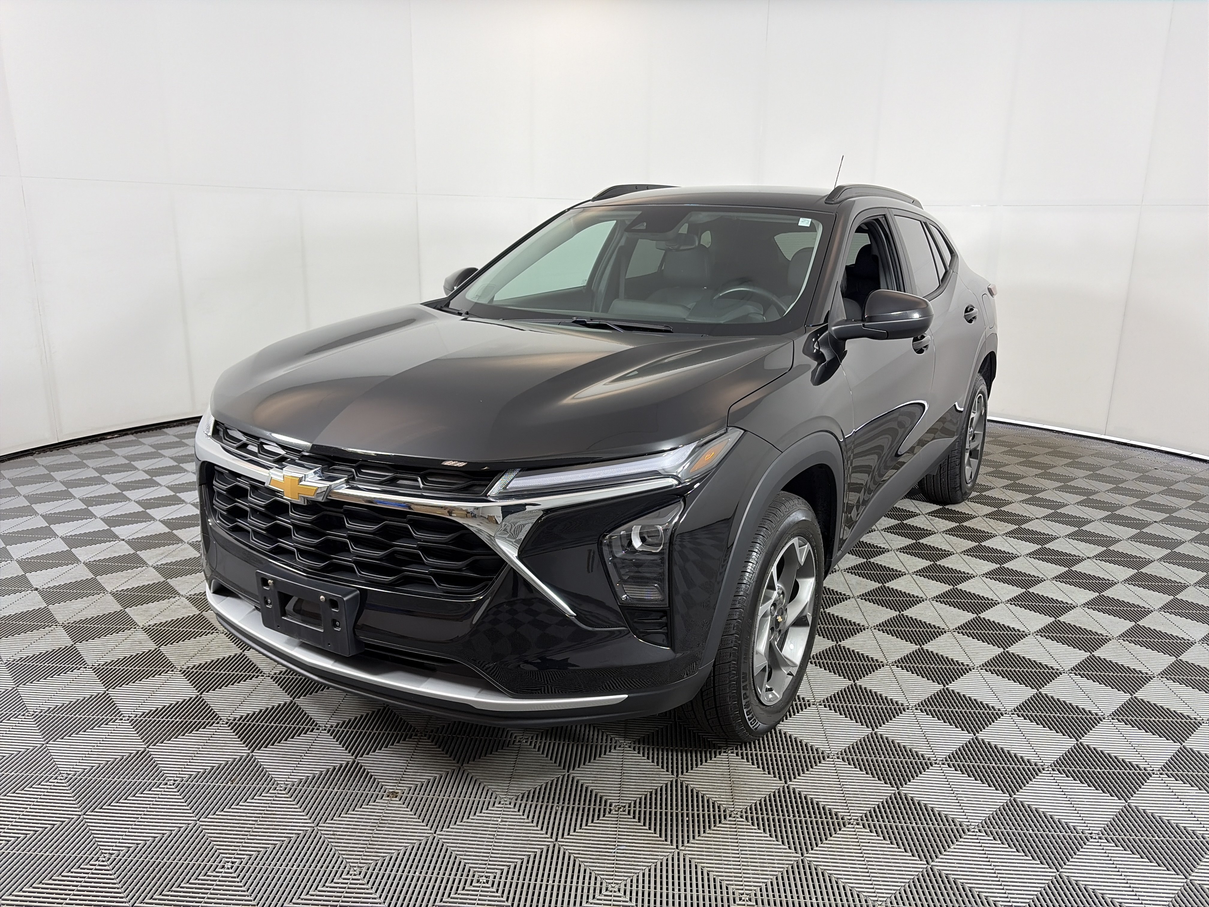 Used 2024 Chevrolet Trax LT w/ Driver Confidence Package FWD image 2
