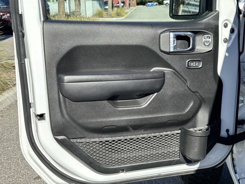 Used 2021 Jeep Gladiator Willys image 16