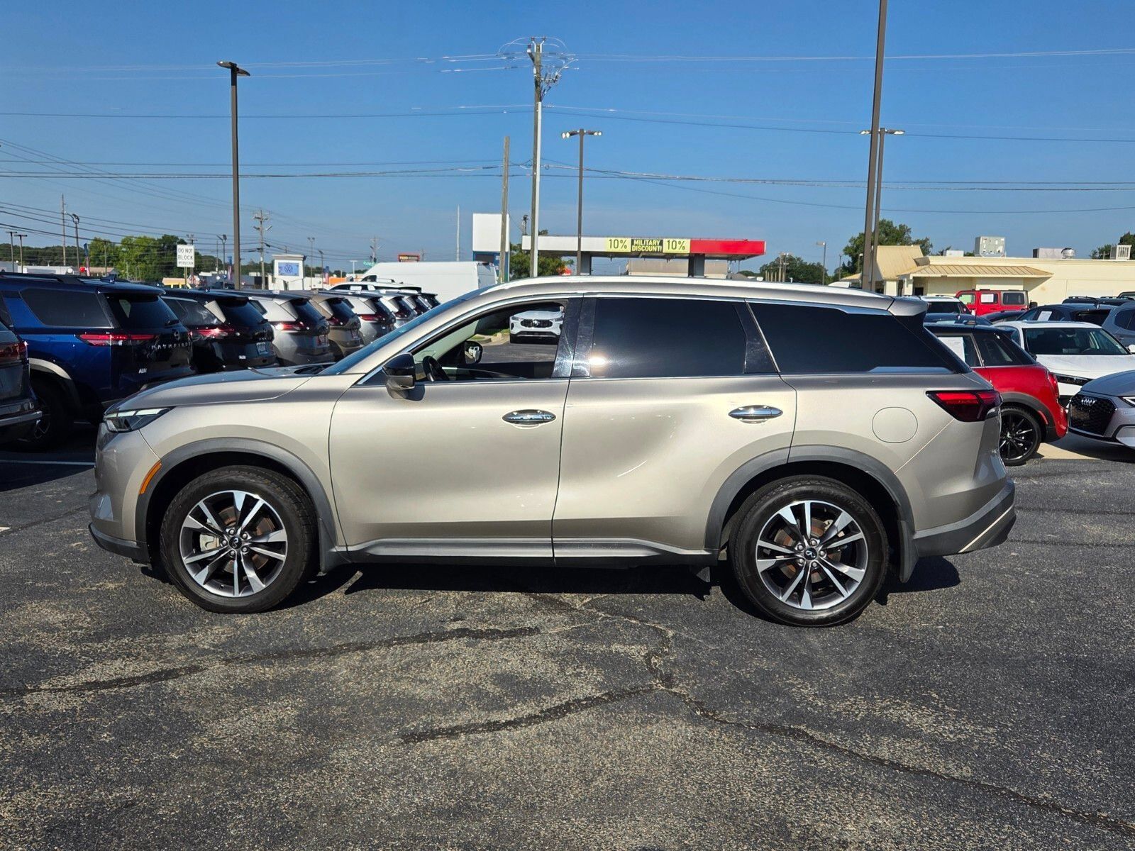 Used 2022 INFINITI QX60 Luxe w/ Vision Package FWD image 4
