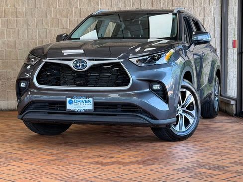 Used 2022 Toyota Highlander XLE FWD image 2