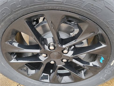 Used 2023 Jeep Wrangler Sahara image 9