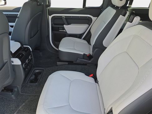 New 2025 Land Rover Defender 130 X-Dynamic SE image 15