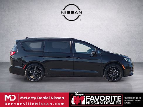 Used 2025 Chrysler Pacifica Limited FWD image 6