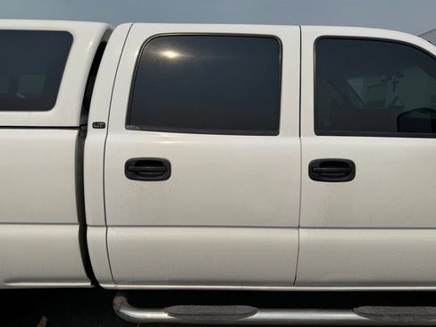 Used 2005 Chevrolet Silverado 2500 LT w/ Heavy-Duty Power Package AWD/4WD image 4