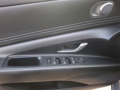 Used 2021 Hyundai Elantra SEL w/ Convenience Package image 12