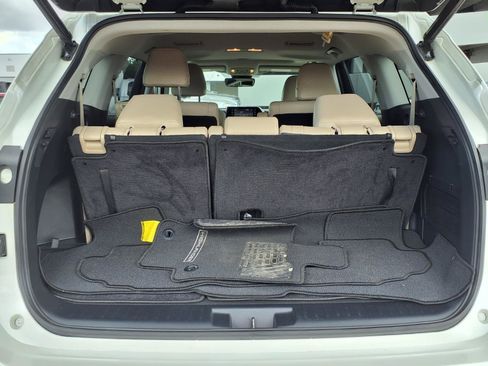 Used 2021 Toyota Highlander XLE FWD image 24