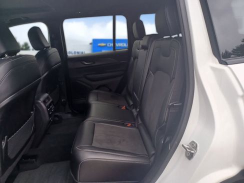 Used 2023 Jeep Grand Cherokee Altitude AWD/4WD image 18