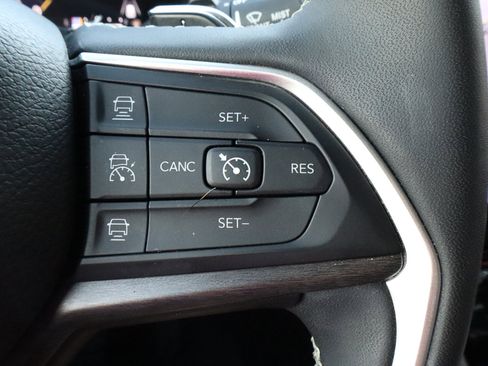 Used 2023 Jeep Grand Cherokee Limited image 32