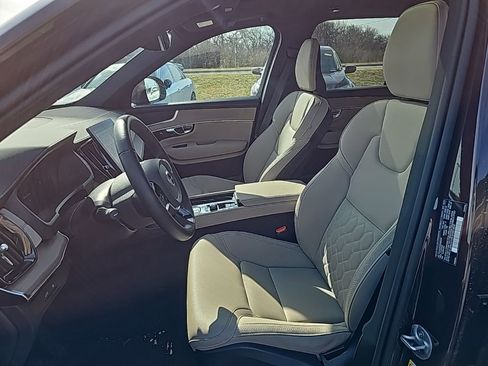 Used 2025 Volvo XC90 T8 Core image 3