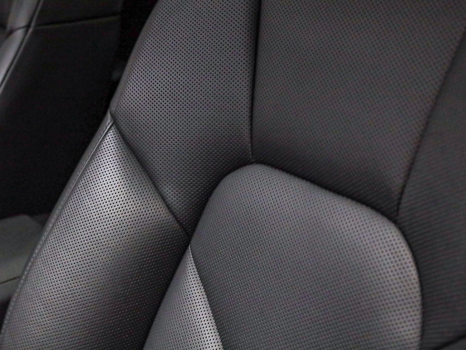 Certified 2025 Porsche Macan AWD/4WD image 21