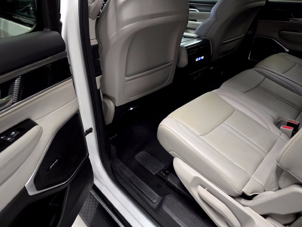 Used 2024 Jeep Wagoneer L Series II w/ Flexible Seating Group AWD/4WD image 32