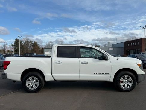 Used 2018 Nissan Titan SV image 4