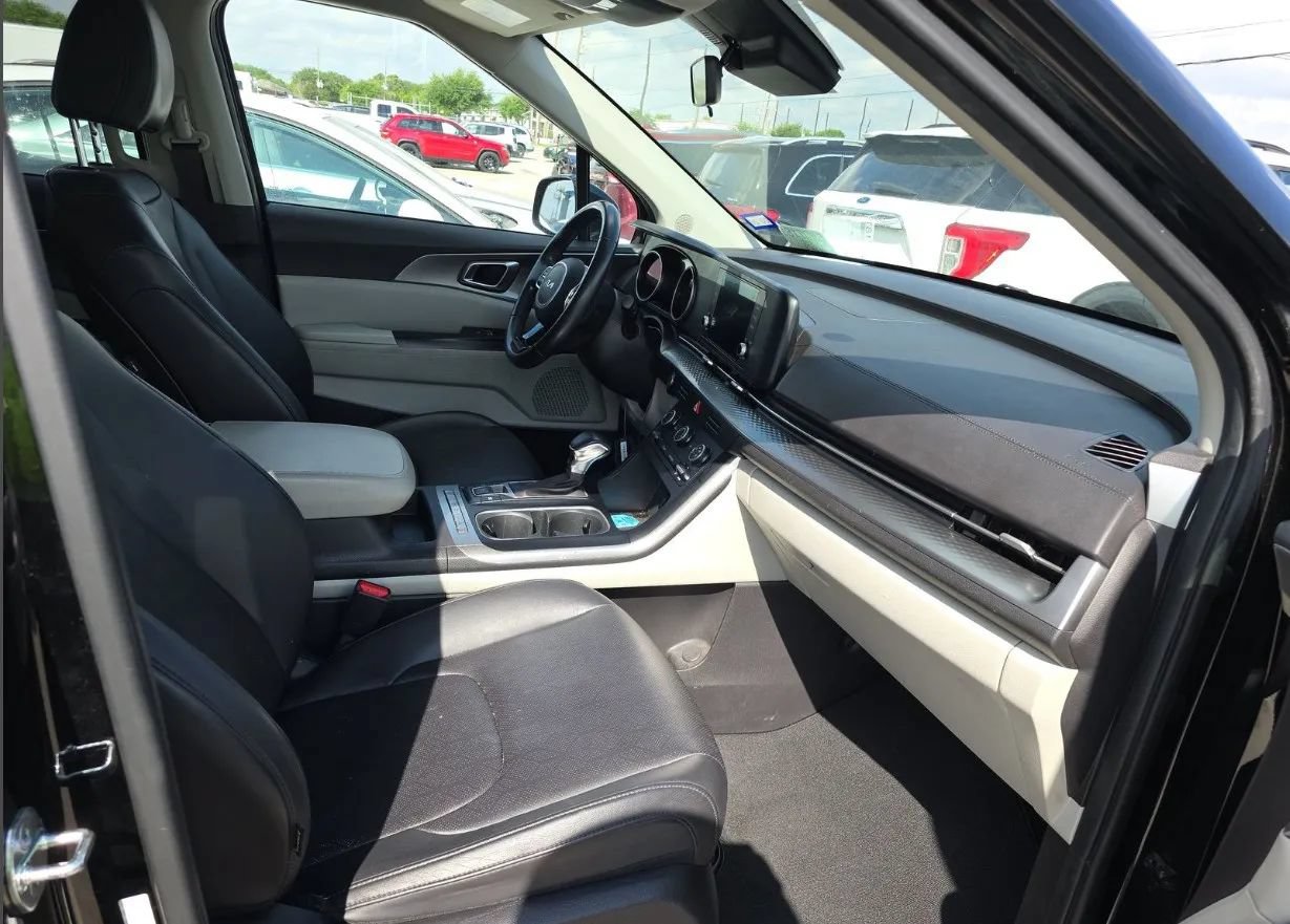 Used 2022 Kia Carnival LX FWD image 40