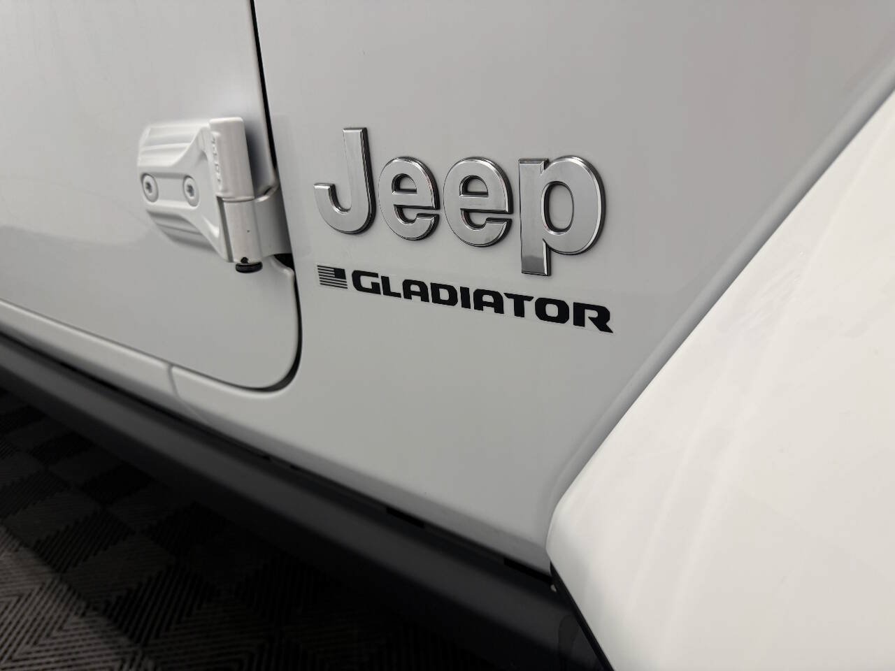 Used 2023 Jeep Gladiator Overland AWD/4WD image 3