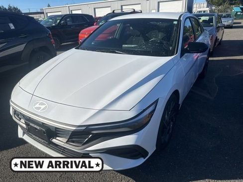 Used 2025 Hyundai Elantra SEL image 1