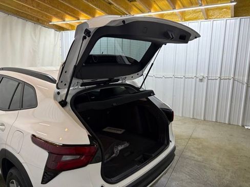 Used 2025 Chevrolet Trax LT w/ LT Convenience Package image 10