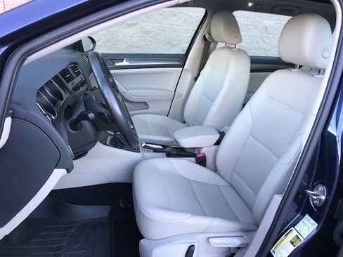 Used 2019 Volkswagen Golf SE image 6