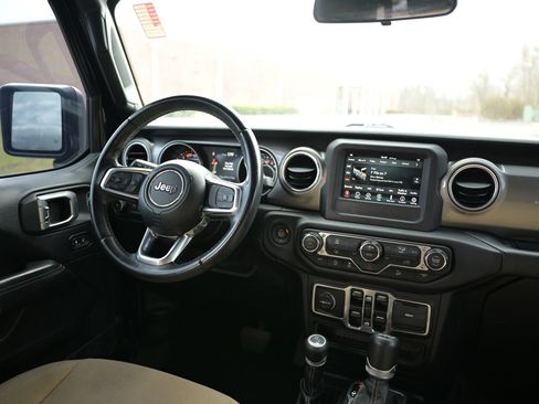 Used 2018 Jeep Wrangler Unlimited Sahara AWD/4WD image 3