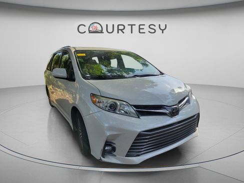 Used 2020 Toyota Sienna XLE FWD image 24