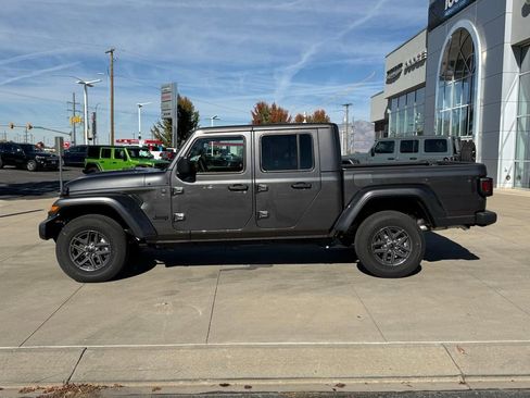 New 2025 Jeep Gladiator Sport image 11