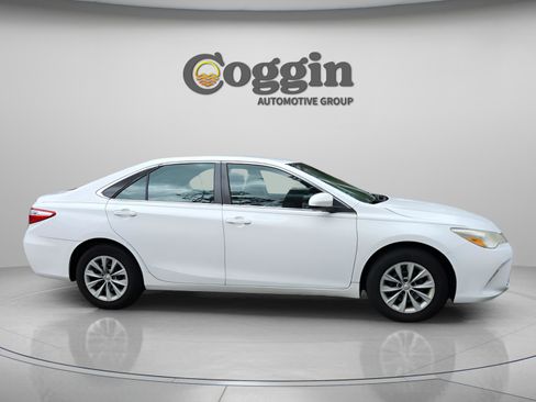 Used 2017 Toyota Camry LE image 5