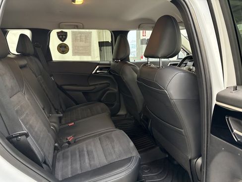 Used 2023 Mitsubishi Outlander SE image 32