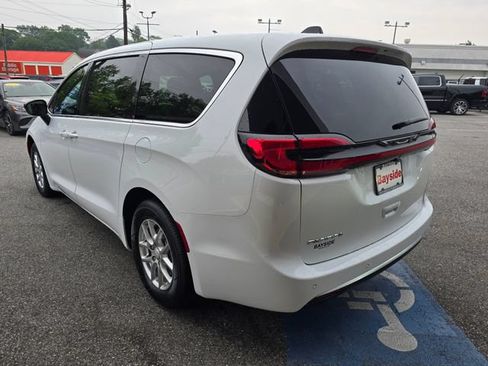 New 2027 Chrysler Pacifica Select FWD image 32