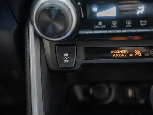 Used 2021 Toyota RAV4 LE image 27