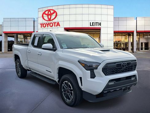 Used 2025 Toyota Tacoma TRD Sport image 3