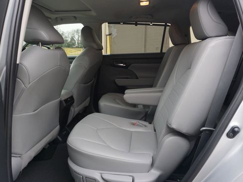 Used 2021 Toyota Highlander XLE image 28