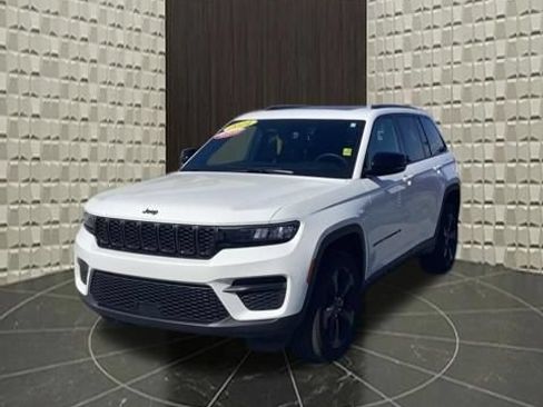 Used 2024 Jeep Grand Cherokee Altitude AWD/4WD image 16