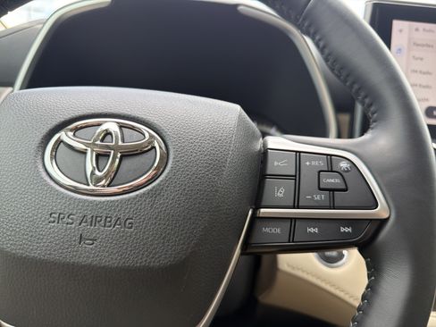 Used 2023 Toyota Highlander XLE FWD image 10