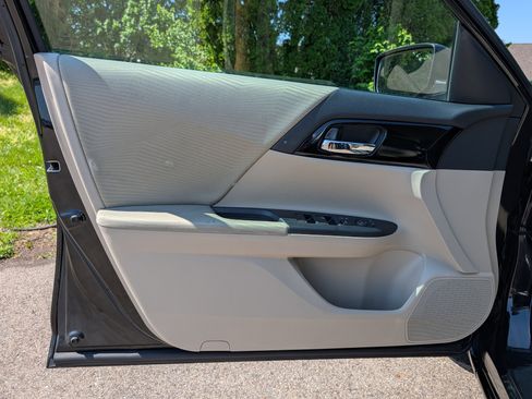 Used 2016 Honda Accord LX image 25