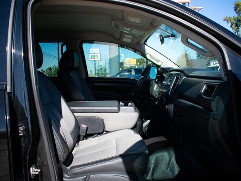 Used 2017 Nissan Titan S image 34