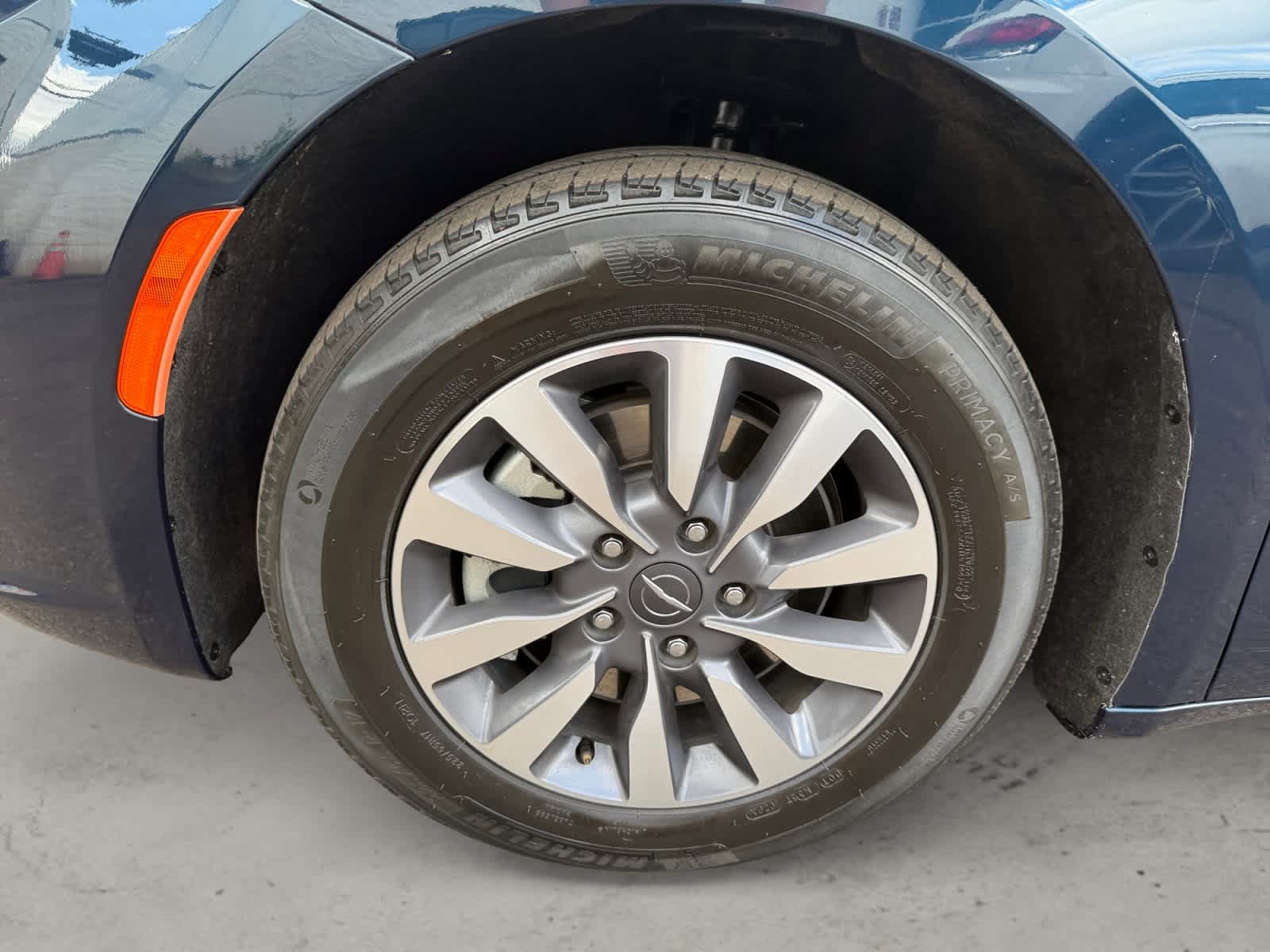 Used 2024 Chrysler Pacifica Limited FWD image 11