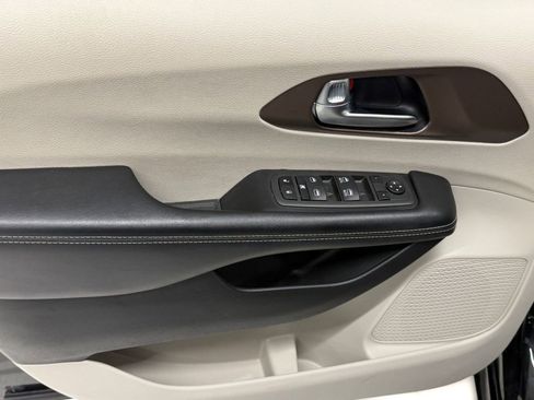 Used 2022 Chrysler Voyager LX FWD image 11