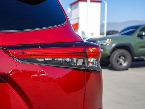 Used 2021 Toyota Highlander LE image 10