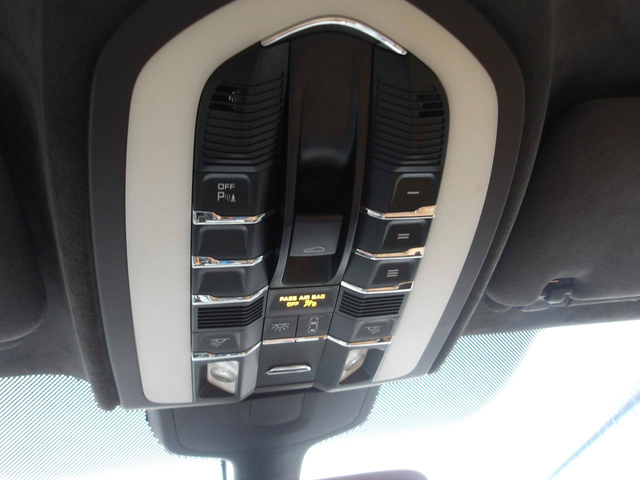 Used 2012 Porsche Cayenne Turbo AWD/4WD image 21
