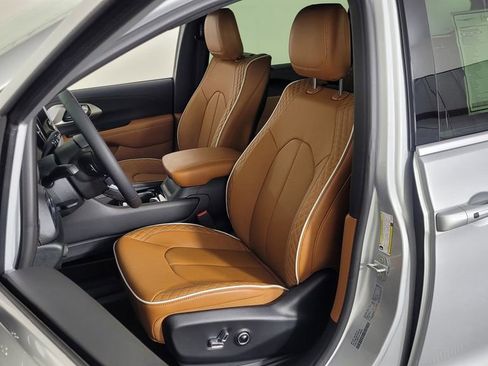 New 2026 Chrysler Pacifica Pinnacle image 16