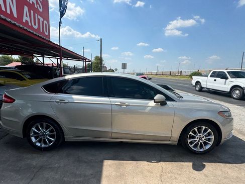 Used 2017 Ford Fusion SE w/ Fusion SE Technology Package image 14