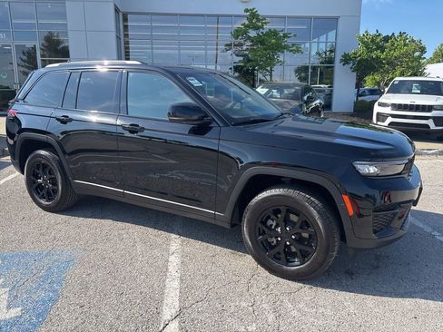 Used 2025 Jeep Grand Cherokee Altitude AWD/4WD image 33