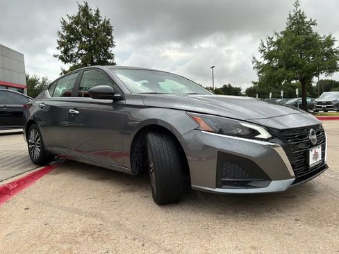Used 2025 Nissan Altima 2.5 SV FWD image 4